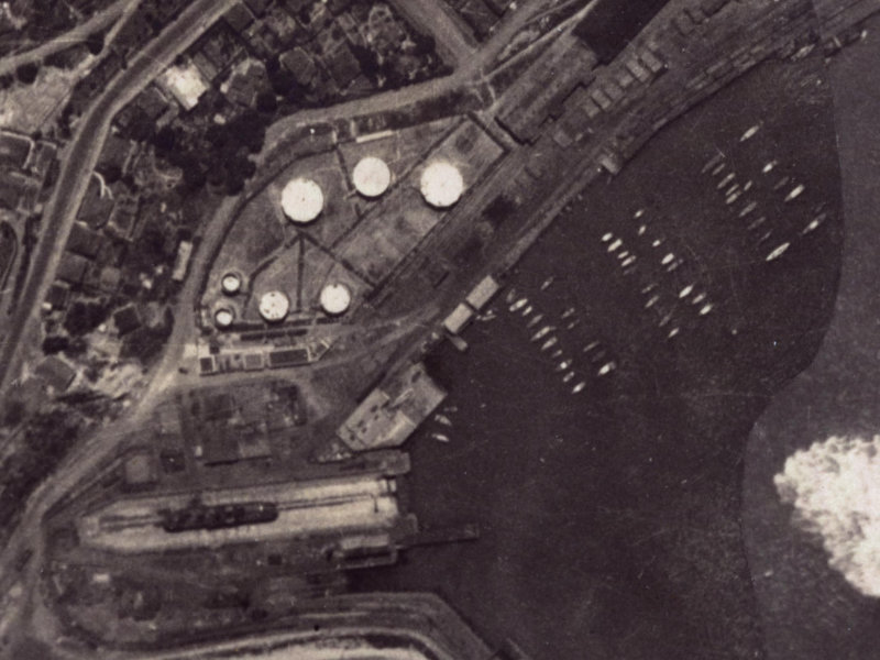 15 Sutton Quay from the air, 1925-1929