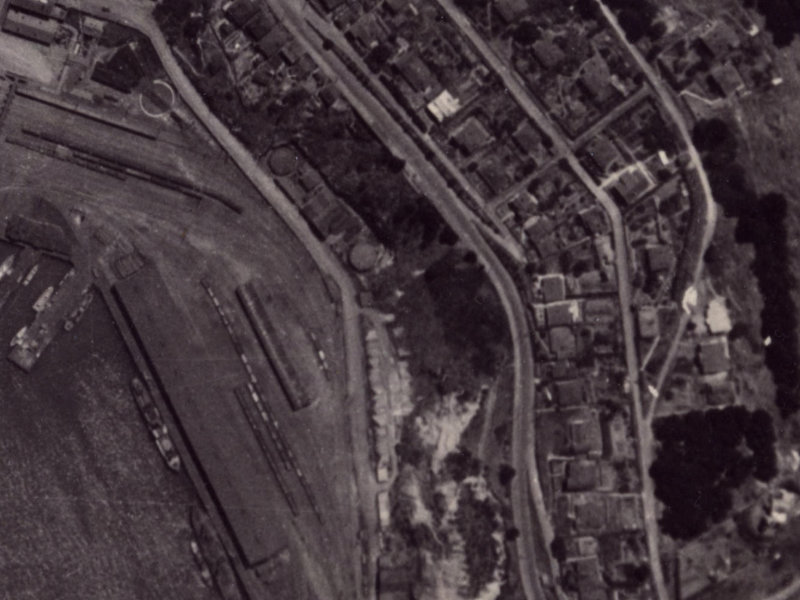 20 Gladstone Quay from the air, 1925-1929
