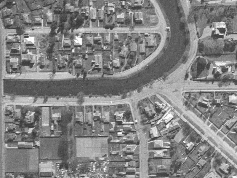 96–114 Avonside Drive from the air, 1940-1944