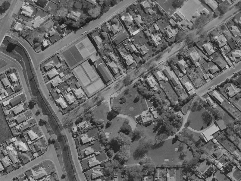 20 Cholmondeley Avenue from the air, 1970-1974