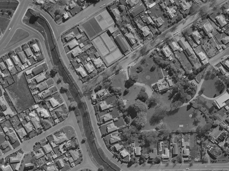 4 Cholmondeley Avenue from the air, 1970-1974