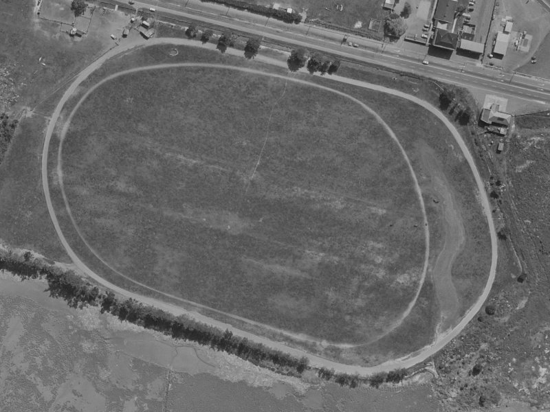 7 Settlers Crescent from the air, 1970-1974