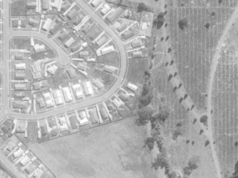 26 Kawau Crescent from the air, 1975-1979