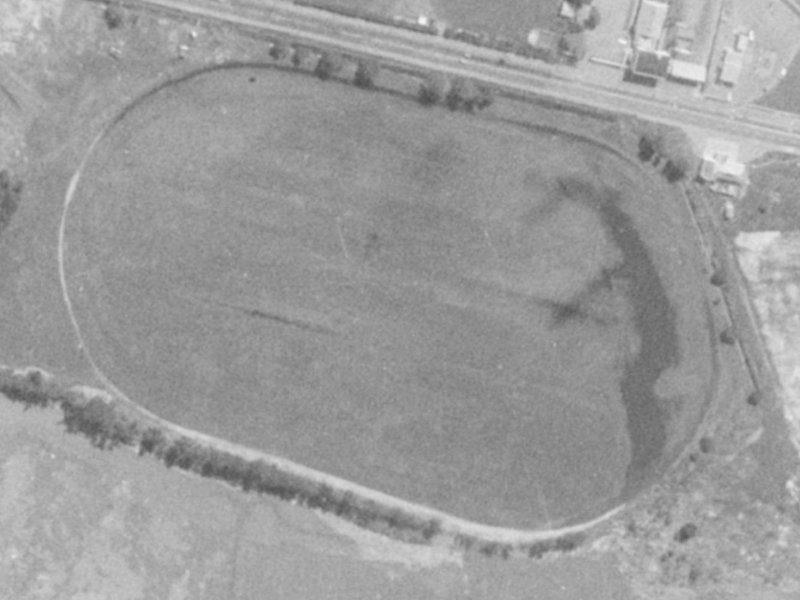 7 Settlers Crescent from the air, 1975-1979