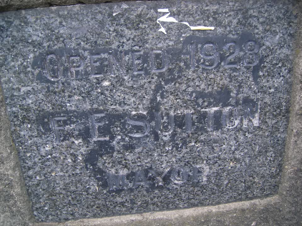 the register’s photograph of the plaque at Oxford Street Reserve