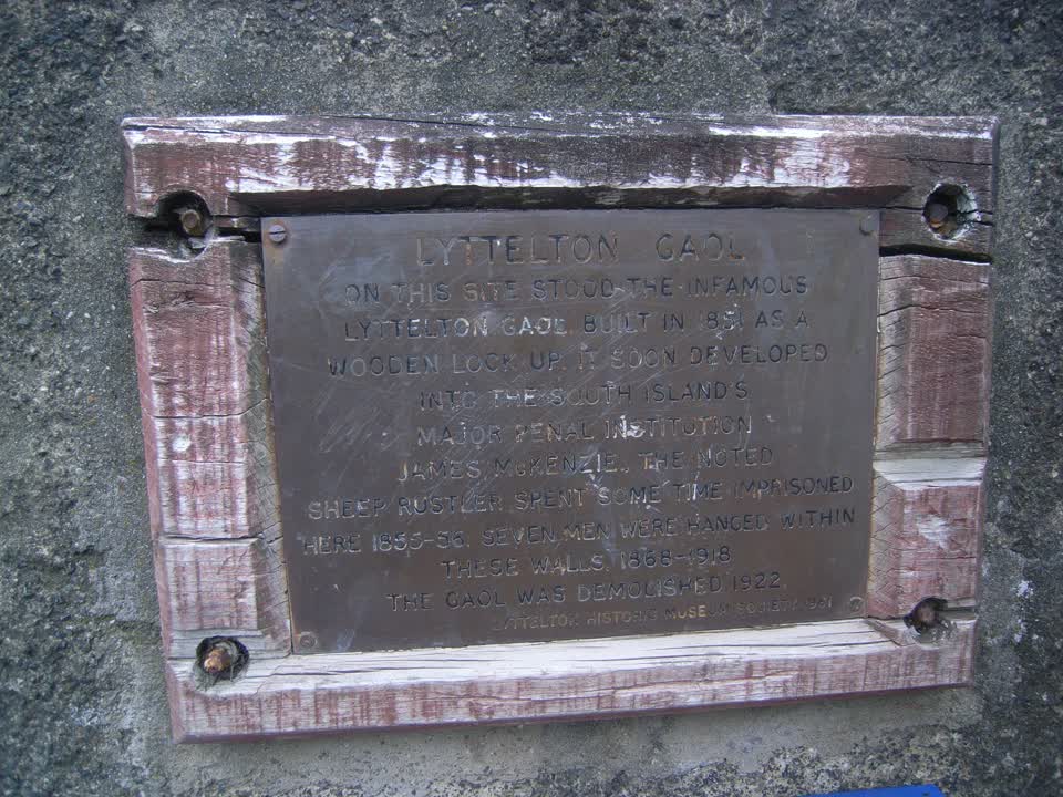 the register’s photograph of the plaque at Oxford Street Reserve