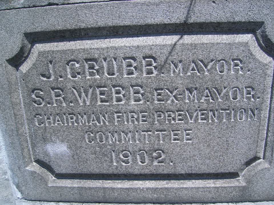 the register’s photograph of the plaque at Sumner Road Gardens