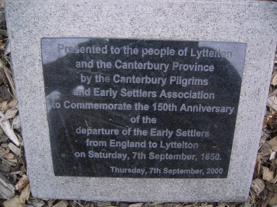 the register’s photograph of the plaque at Sumner Road Gardens