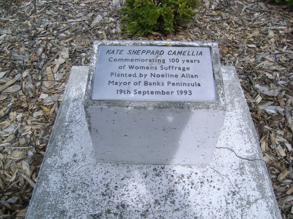 the register’s photograph of the plaque at Sumner Road Gardens