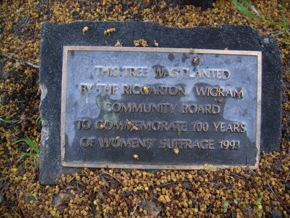 the register’s photograph of the plaque at Shand Crescent Reserve