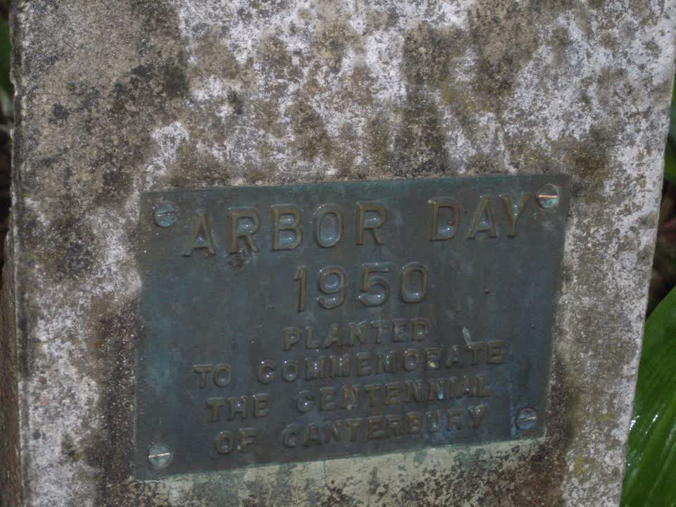 the register’s photograph of the plaque at Kenmure Reserve