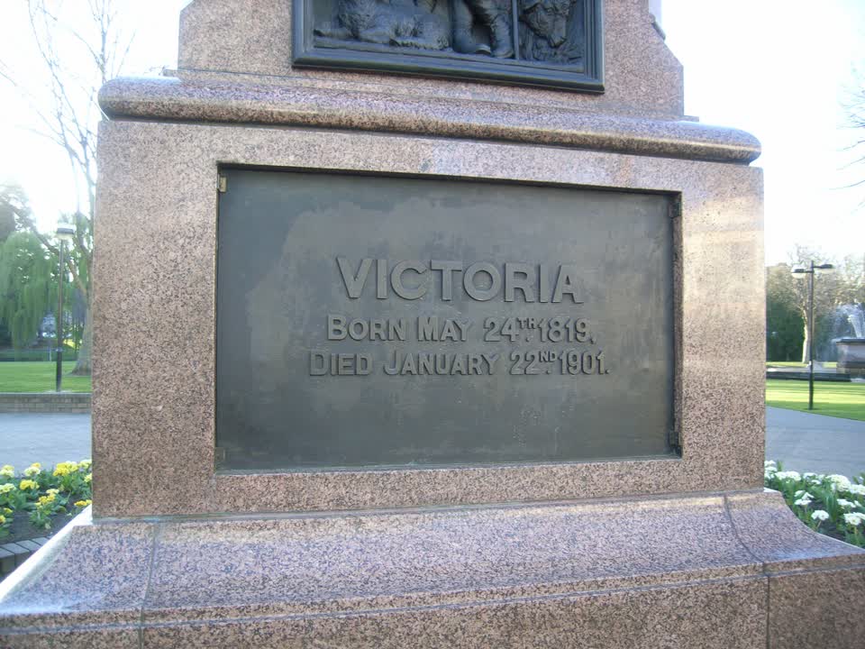 the register’s photograph of the plaque at Queen Victoria