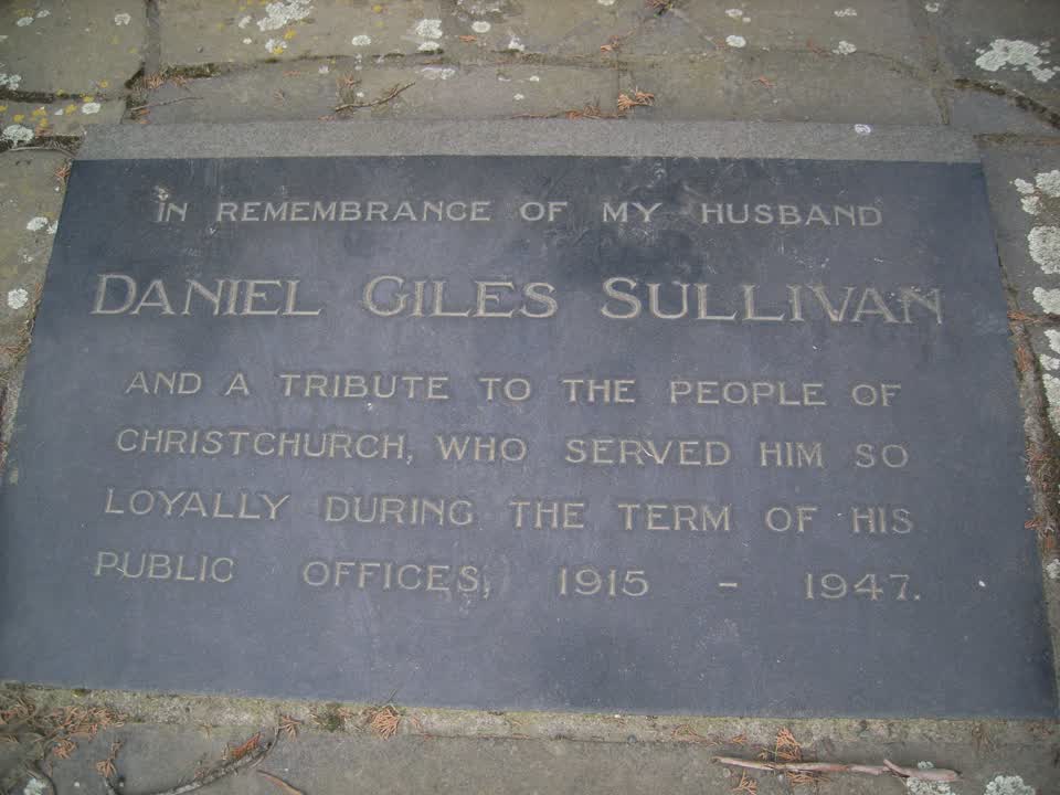 the register’s photograph of the plaque at Ruru Lawn Cemetery