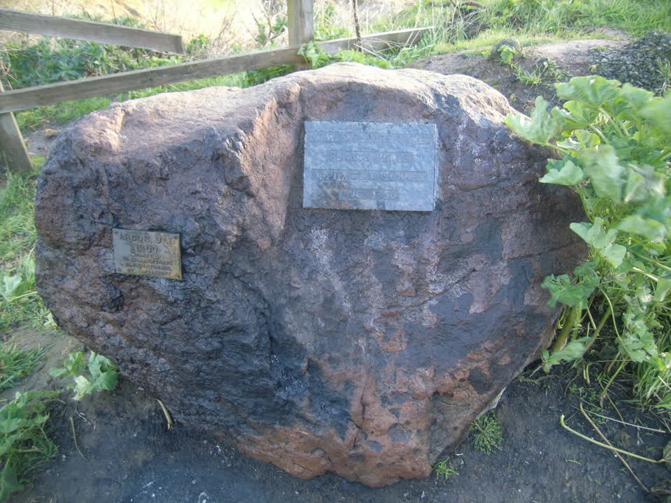 the register’s photograph of the plaque at Rapanui Bush