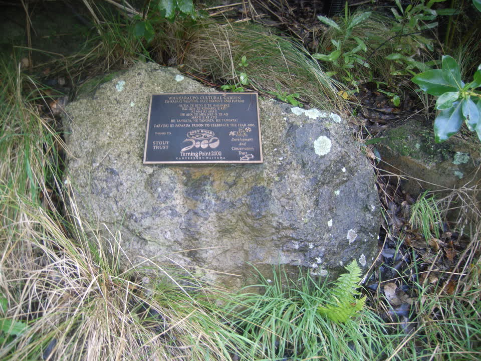 the register’s photograph of the plaque at Whakaraupo Pou