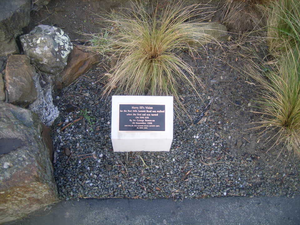 the register’s photograph of the plaque at Coronation Hill Reserve