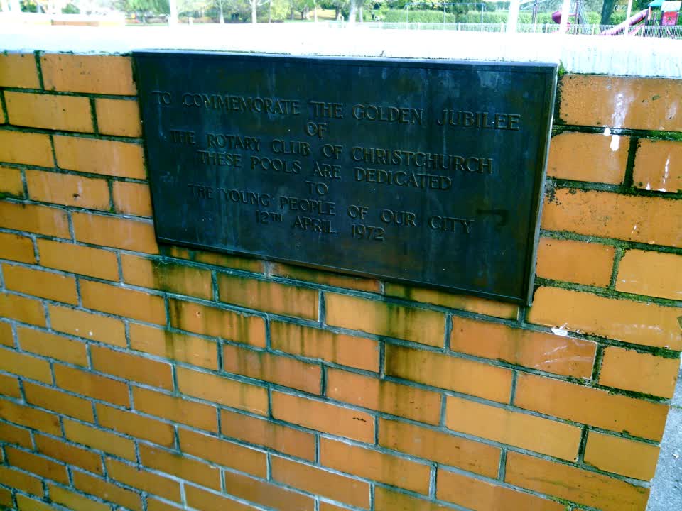 the register’s photograph of the plaque at Botanic Gardens Paddling Pool
