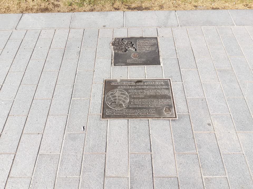the register’s photograph of the plaque at Scott Statue Reserve