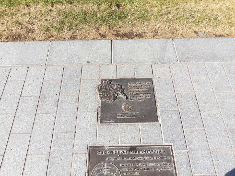 the register’s photograph of the plaque at Scott Statue Reserve