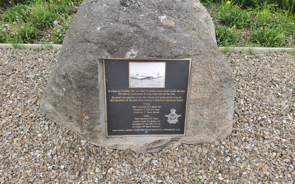 the register’s photograph of the plaque at Upper Heathcote Esplanade Rese