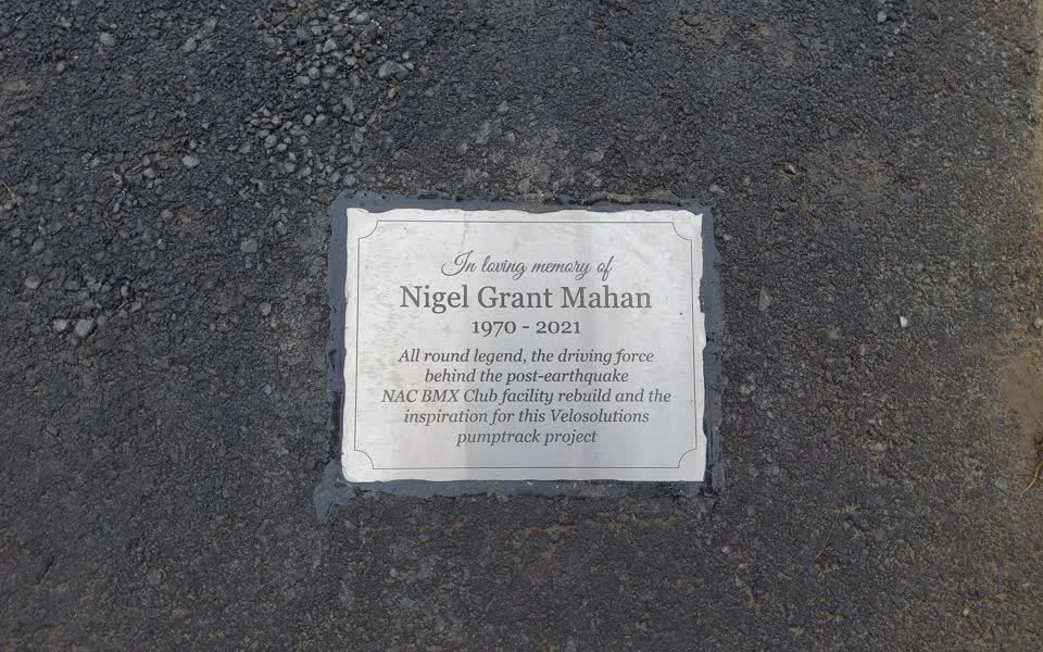 the register’s photograph of the plaque at Bexley Park