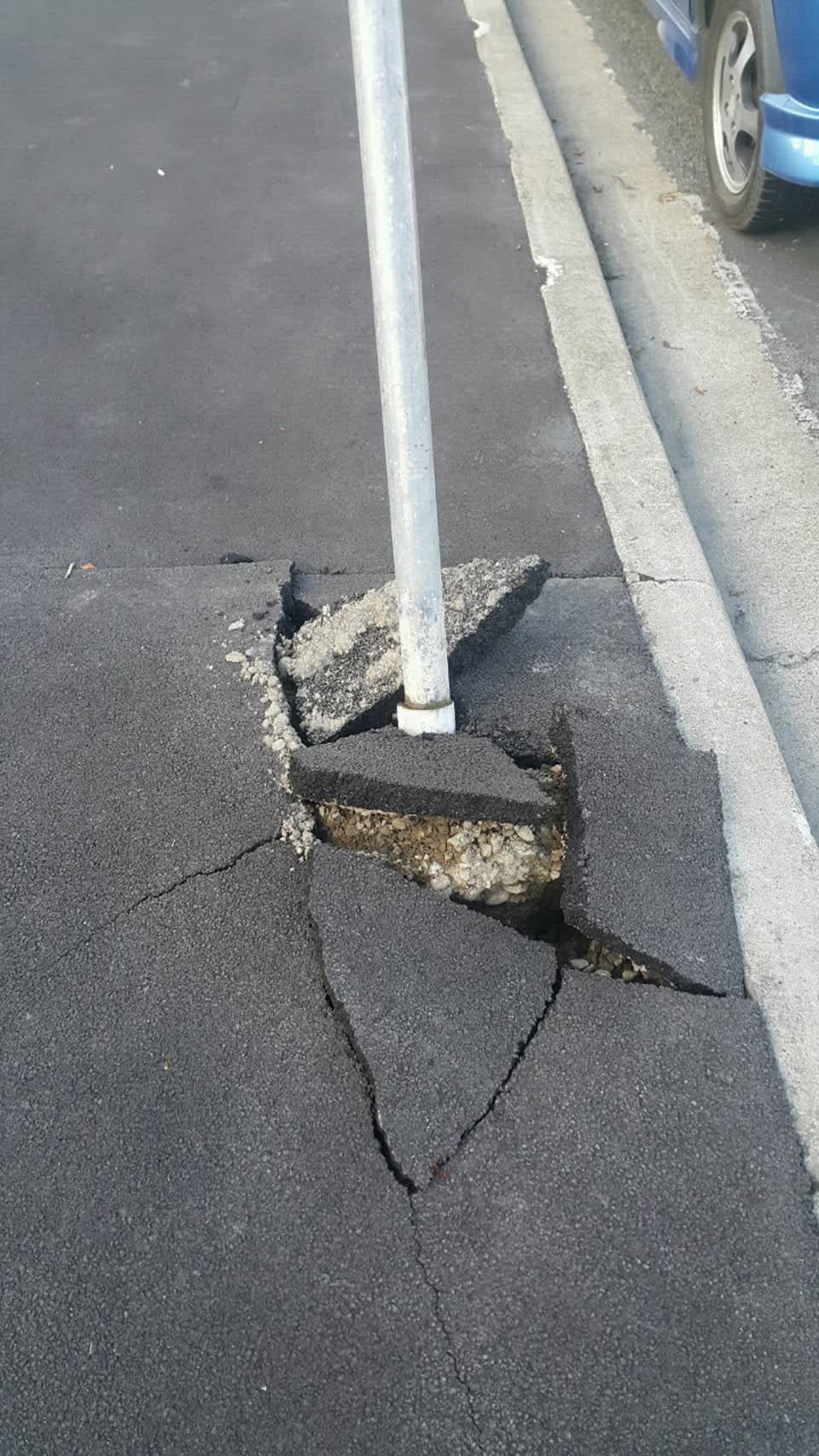 The photograph attached to this roading/streets report