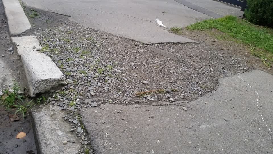 The photograph attached to this roading/streets report