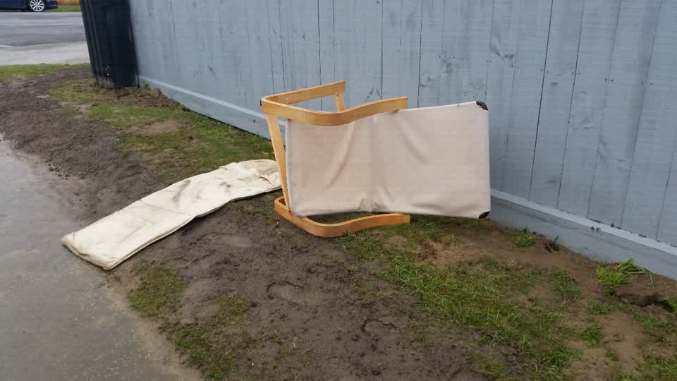 The photograph attached to this rubbish/recycling report