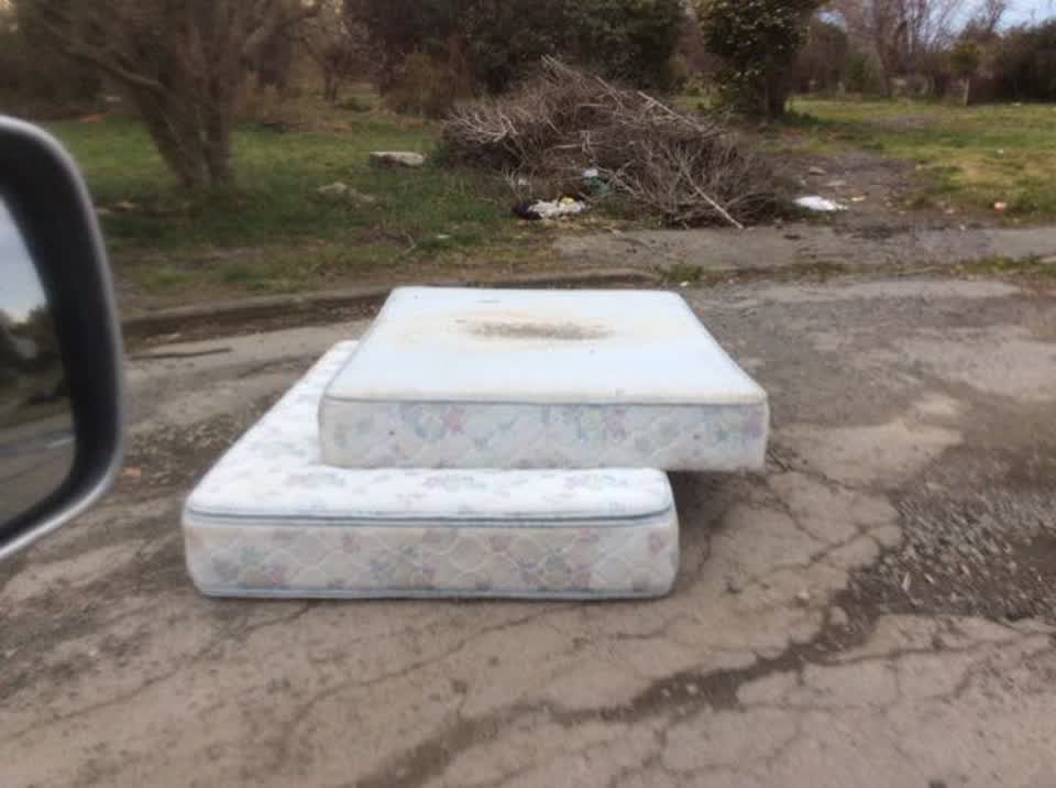The photograph attached to this rubbish/recycling report