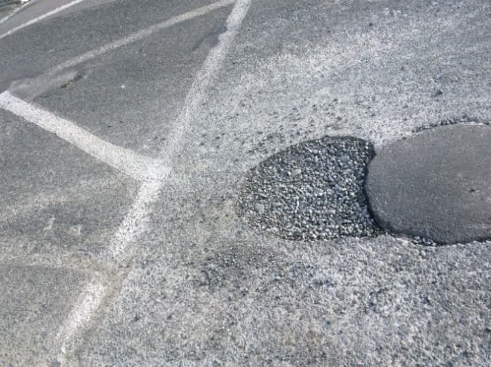 The photograph attached to this roading/streets report