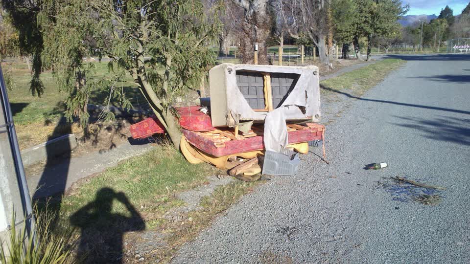 The photograph attached to this rubbish/recycling report