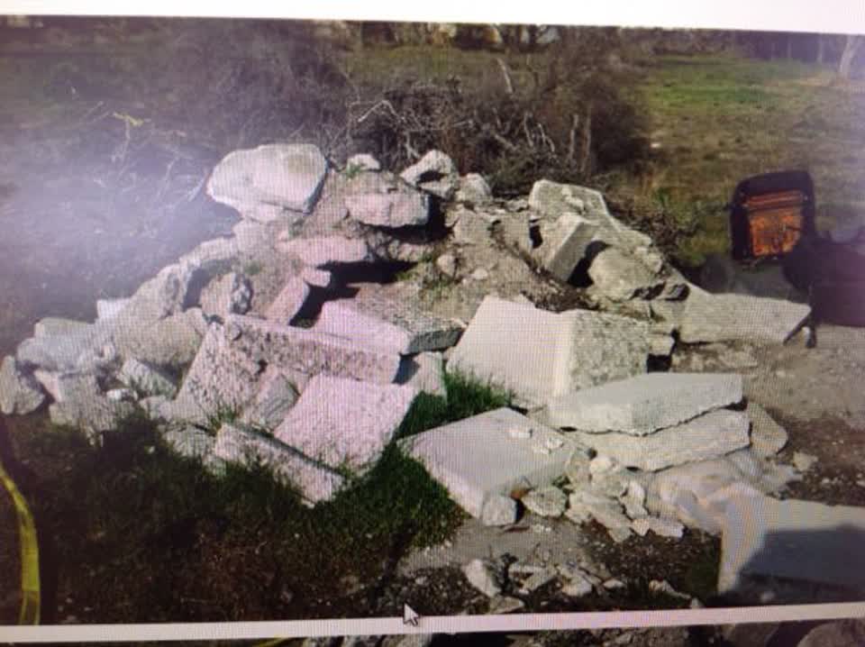 The photograph attached to this rubbish/recycling report