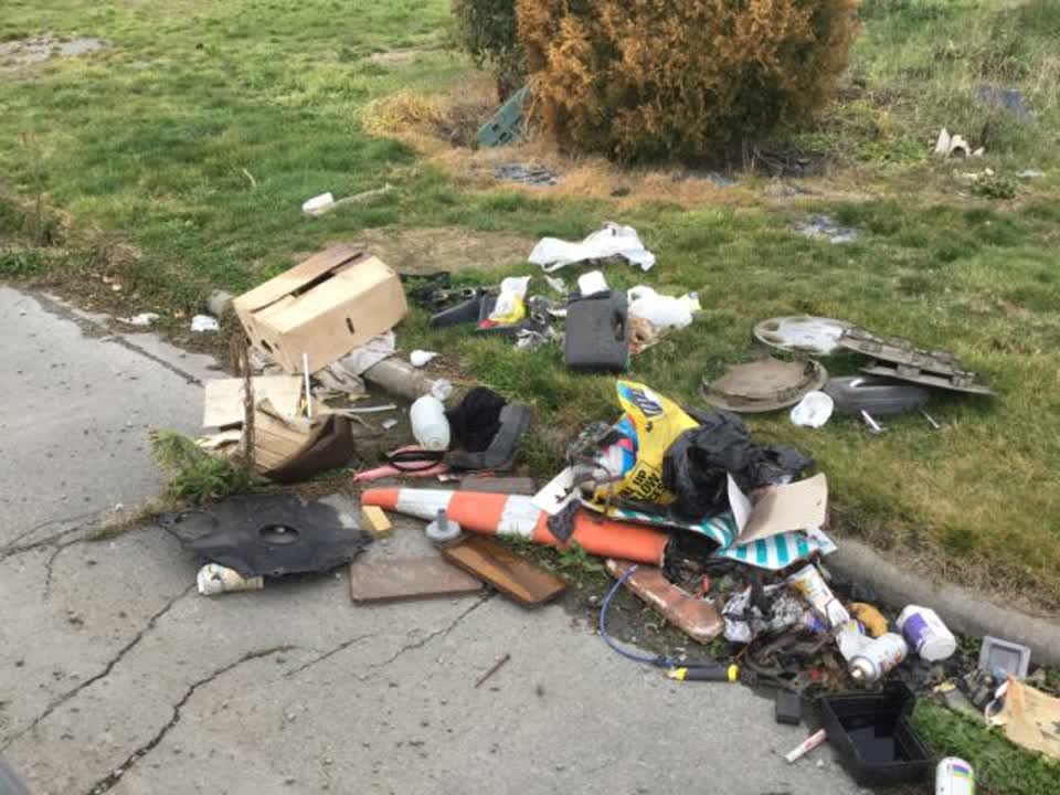 The photograph attached to this rubbish/recycling report