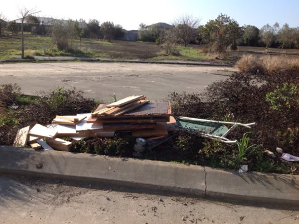 The photograph attached to this rubbish/recycling report