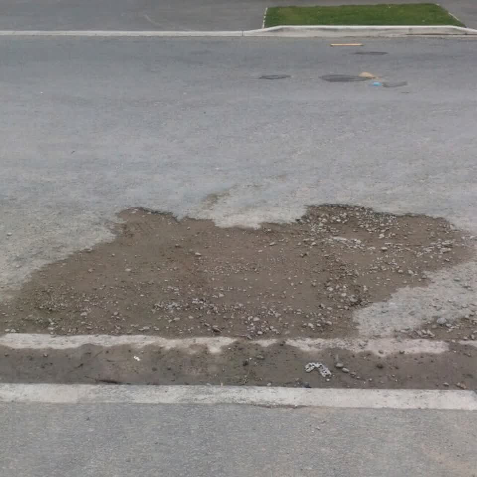The photograph attached to this roading/streets report