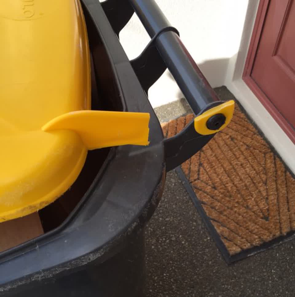 The photograph attached to this rubbish/recycling report