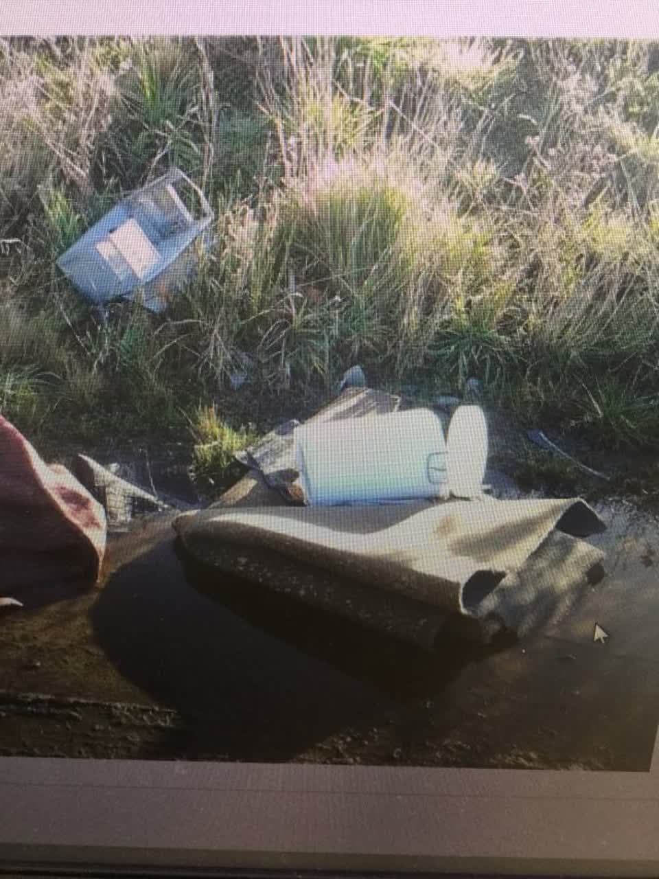 The photograph attached to this rubbish/recycling report