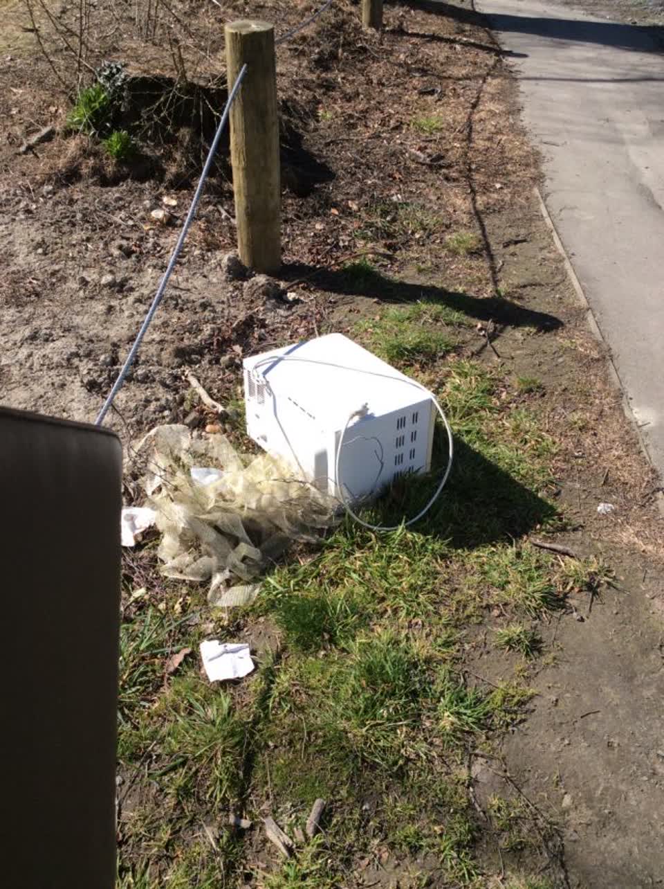 The photograph attached to this rubbish/recycling report