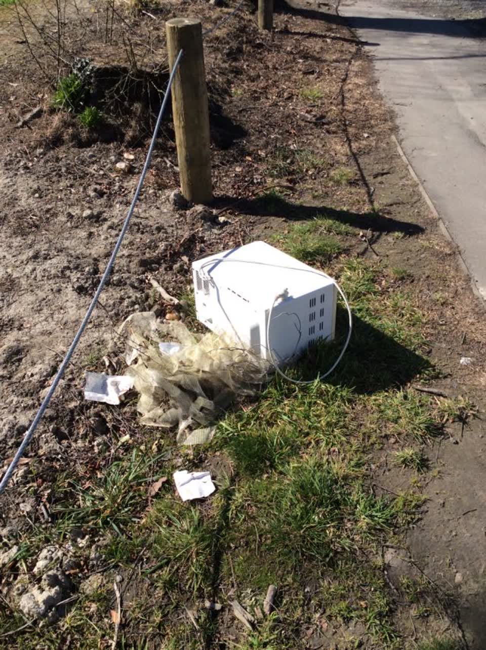 The photograph attached to this rubbish/recycling report