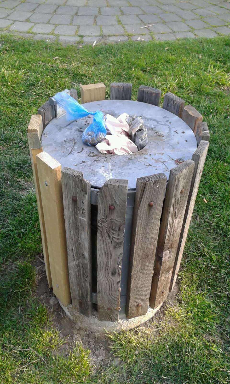 The photograph attached to this rubbish/recycling report