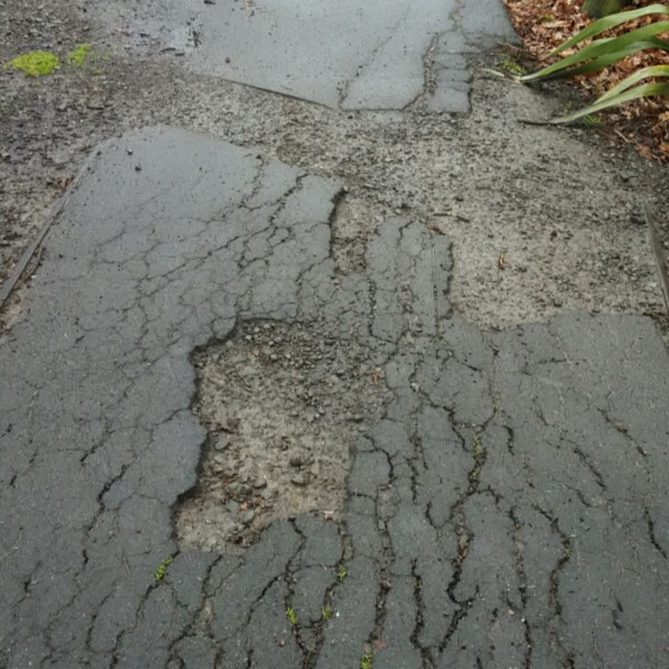 The photograph attached to this roading/streets report