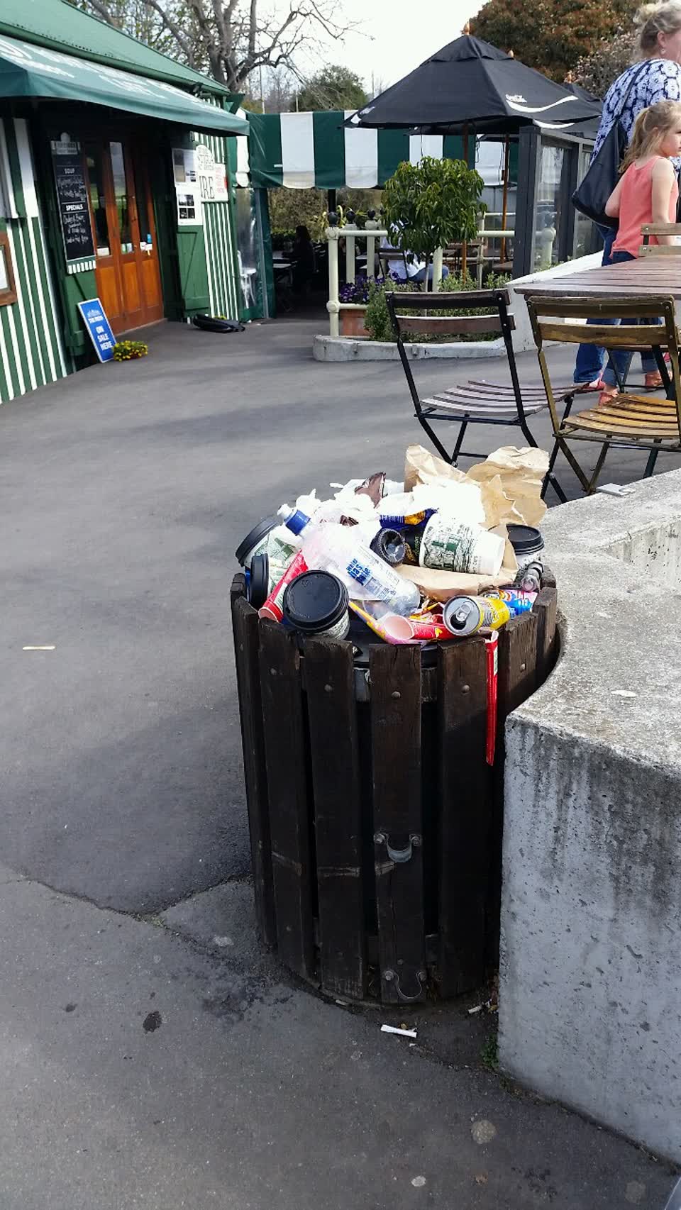 The photograph attached to this rubbish/recycling report