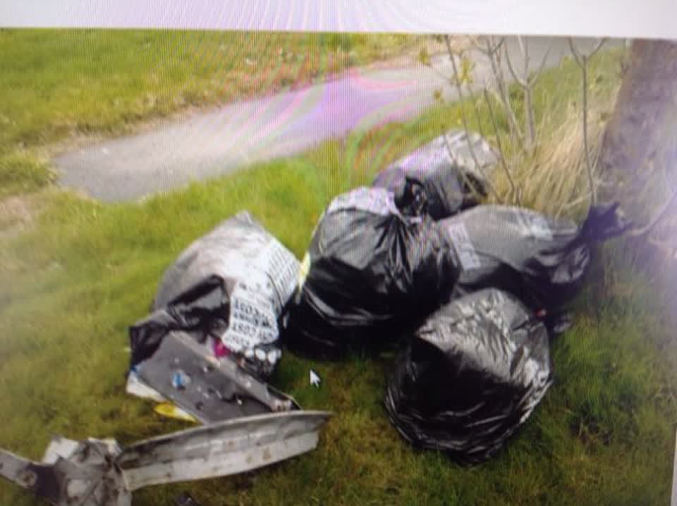 The photograph attached to this rubbish/recycling report