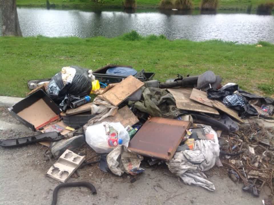 The photograph attached to this rubbish/recycling report
