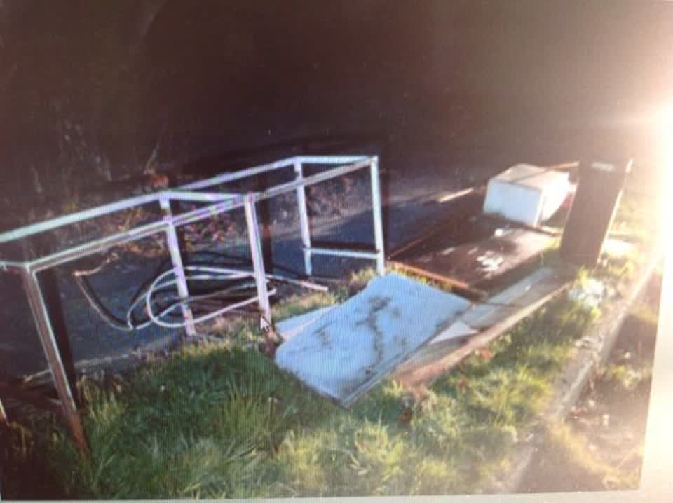 The photograph attached to this rubbish/recycling report
