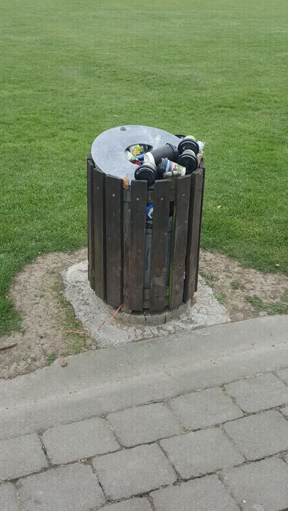 The photograph attached to this rubbish/recycling report