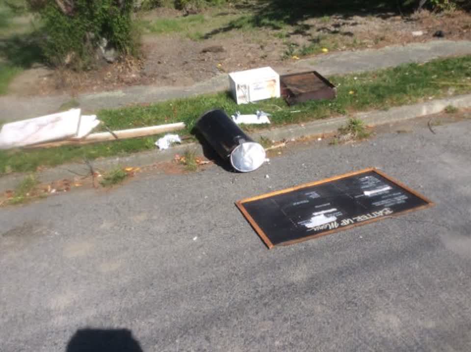 The photograph attached to this rubbish/recycling report