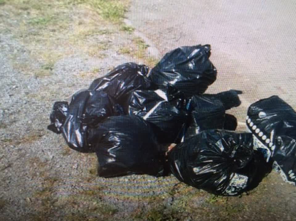 The photograph attached to this rubbish/recycling report