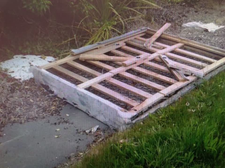 The photograph attached to this rubbish/recycling report