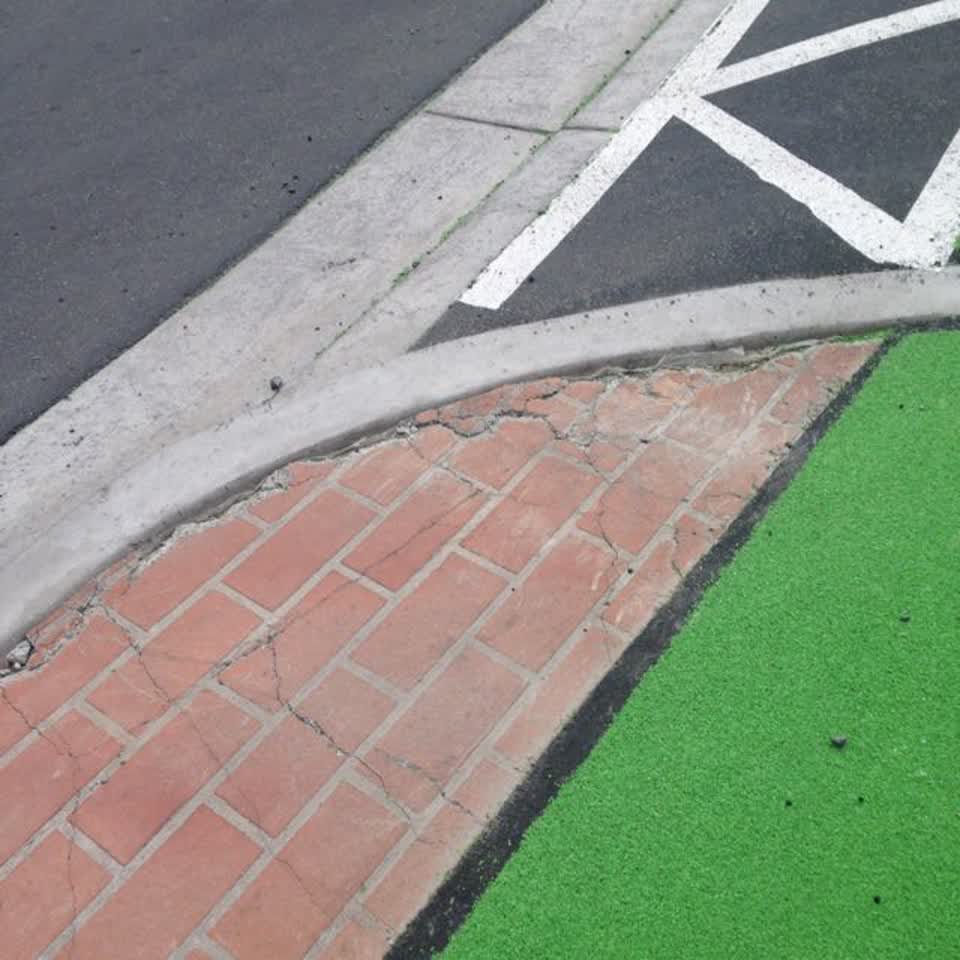 The photograph attached to this roading/streets report
